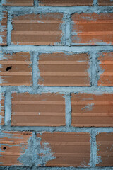 Muro de ladrillos naranja con mortero gris en proceso de construcción - foto de stock 