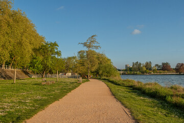 La plage au bord de l'Allier de la ville de Vichy en Auvergne en fin de journée