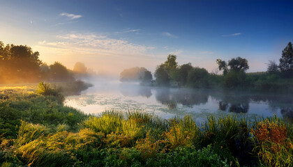 Naklejka premium morning fog over the river early morning on the river landscape