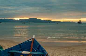proa do barco de pesca e o pôr do sol  norte de Florianópolis, a Praia da Cachoeira do Bom Jesus, Canavieiras, SC Brasil 