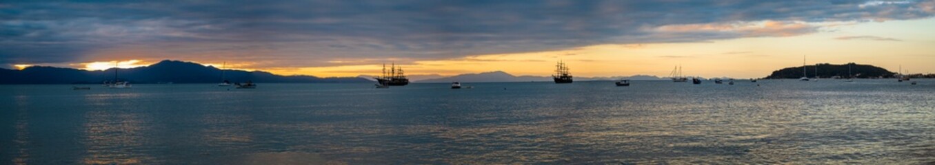 Fototapeta premium panorâmica e o pôr do sol no norte de Florianópolis, a Praia da Cachoeira do Bom Jesus, Canavieiras, SC Brasil 