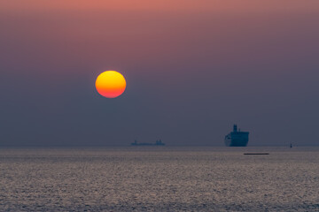 海の上の朝日と船たち20250321