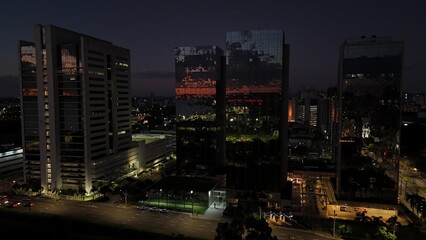 Obraz premium Reflexos na Avenida Ipiranga
