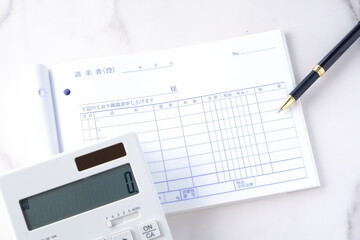 取引先に宛てた請求書を作成する
