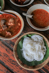 Rice vermicelli  with spicy pork sauce 