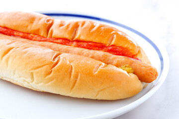 マスタードとケチャップをかけたチョリソー・ソーセージパン（ホットドッグ）
