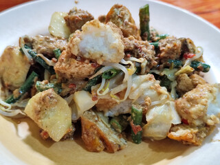 Rujak cingur is a traditional food typical of East Java, especially Surabaya, which is made from various fresh ingredients such as cingur meat (cow skin), vegetables and fruit sprinkled with Indonesia