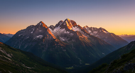 Obraz premium Majestic Mountain Range at Sunset with Lush Green Valley View