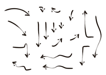 ペンキで描いたようなかすれのある手書き風矢印　セット