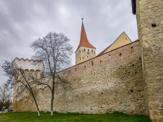 Obraz premium Newly restored Tanner guild bastion, battlements, Aiud Nagyenyed fortified protestant church in Romania with walls and towers in the middle of the town