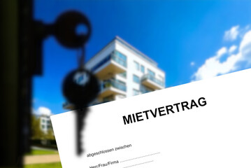 Ein modernes Mehrfamilienhaus, Mietvertrag und Wohnungsschlüssel