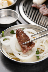 Grilled ribs with vegetable salad
