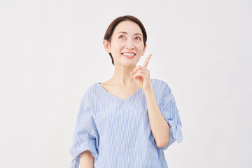 女性　ミドルエイジ　ひらめく　白背景
