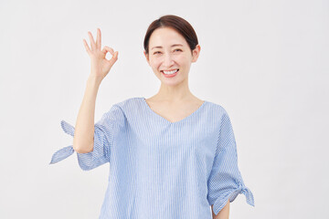 女性　ミドルエイジ　OKサイン　白背景