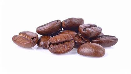 Obraz premium Roasted Coffee Beans Close Up Studio ShotPile of Brown Coffee Beans Isolated on White Background