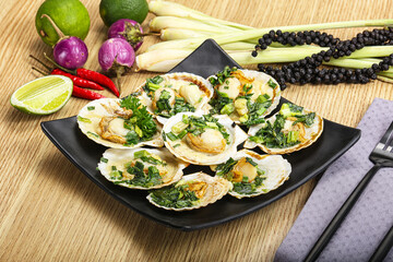 Grilled scallops with green onion