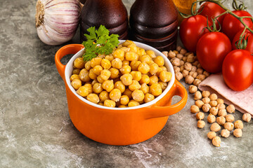 Canned chickpea in the bowl