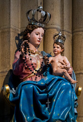 Obraz premium Statue (19th century) of Blessed Virgin Mary holding baby Jesus Christ in her arms.