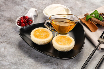 Roasted cheesecakes - Syrniki with honey