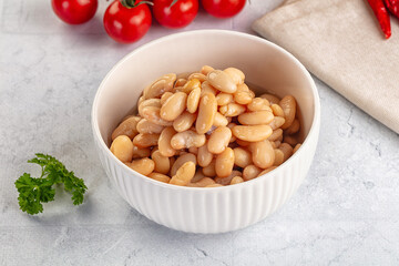 Canned white beans in the bowl