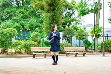 公園に立つ女子高生