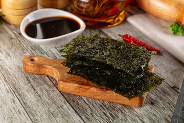 Seaweed roasted nori chips heap