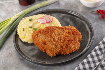 Chicken schnitzel with mashed potatoes