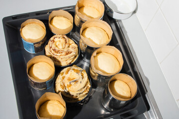 Baking dough is filled into used baking cans.