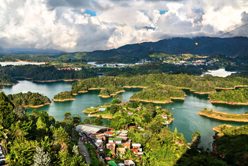 Fototapeta premium Aerial view of Penol-Guatape Reservoir in Colombia, with vibrant landscapes and shimmering waters