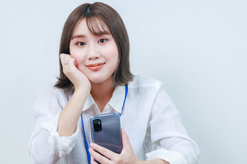 	頬杖をついて微笑むカメラ目線の若い女性