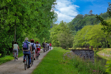 cyclotouristes sur la vélo Francette en Mayenne