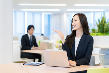 Fototapeta premium オフィスで働く若いビジネスウーマン 撮影協力 学校法人電波学園 東京電子専門学校