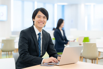 オフィスで働く若いビジネスマン　撮影協力　学校法人電波学園　東京電子専門学校