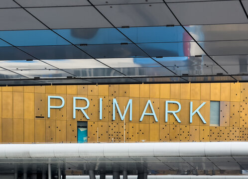 Primark Logo an einem Gesch&auml;ft in Wuppertal 
