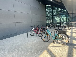 Obraz premium Bicycle parking in the city near a large building