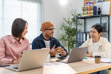 Obraz premium Asian business man start up working using laptop computer, marketing report with calculator document on table Planning to analyze financial reports Investing in an online business plan, e-commerce.