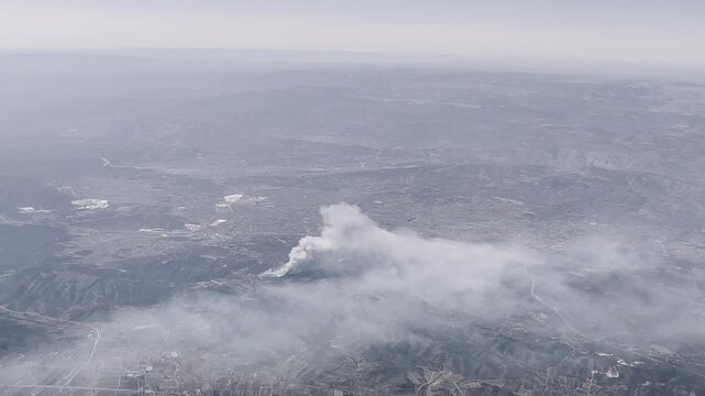 Incendio visto desde el aire con mucho humo