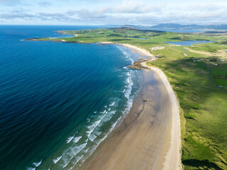 Weite Luftaufnahme der Küsten- und Seenlandschaft in Irland