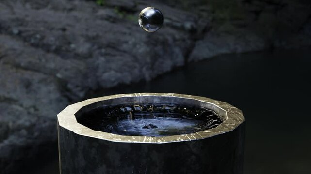 Una fuente en la que cae una gota