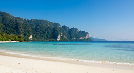 Fototapeta premium Tropical Beach with Turquoise Water and Rocky Cliffs
