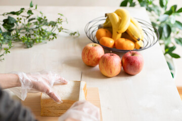 手作りのフルーツサンドイッチを作る