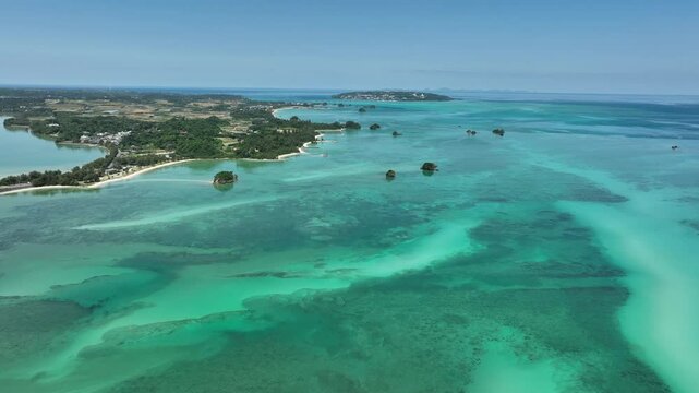 エメラルドグリーンの海に浮かぶ屋我地島と古宇利島の空撮