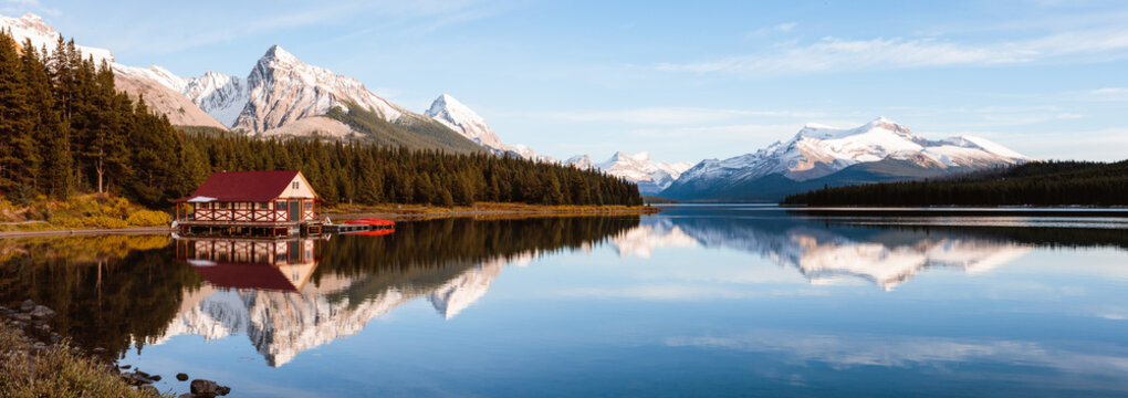 Panoramic of Maligne lake in autumn, Jasper National Park, Alberta, Canada
