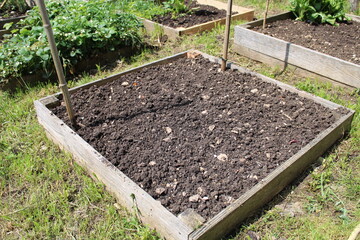 Carré potager en bois dans le jardin