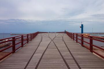 Obraz premium Cable Inglés, Almería. Pasarela roja de metal y madera sobre el mar mediterráneo