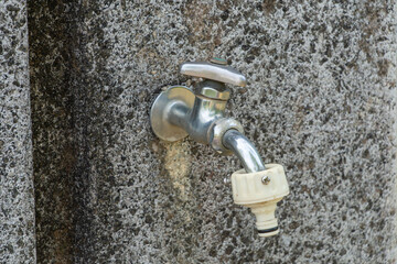 屋外の蛇口と石壁