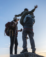 Obraz premium Hiking family standing on top of mountains with successful goals