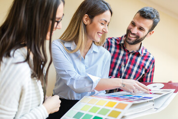 Obraz premium Chosing the right color for new apartment