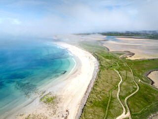 Luftaufnahme von Magheraroarty mit Sandstrand, Dünen und Küstennebel
