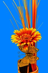 Rotgelbe Gerbera in Ziervase mit Dekoschmetterling